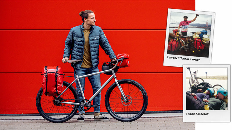 Mann steht mit einem Tourenrad vor einer roten Wand, zwei polaroid-ähnliche Reisefotos in der Ecke.